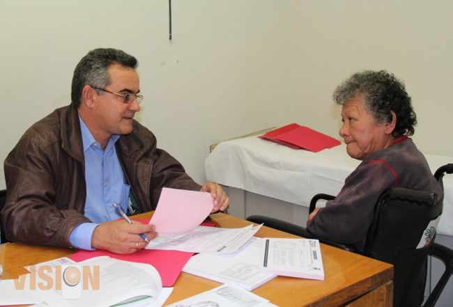 Médicos cubanos brindan atención geriatra a adultos mayores de Uruapan