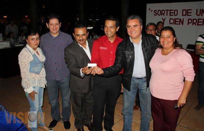 EN URUAPAN RIFARON AUTO ENTRE CONTRIBUYENTES CUMPLIDOS