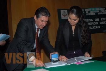 Entrega UM estados financieros al Congreso de la Union