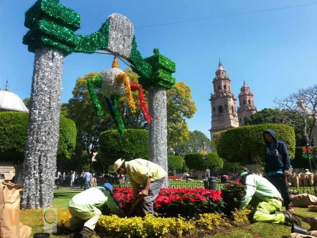 Morelia se adorna con nochebuenas y luces navideñas.