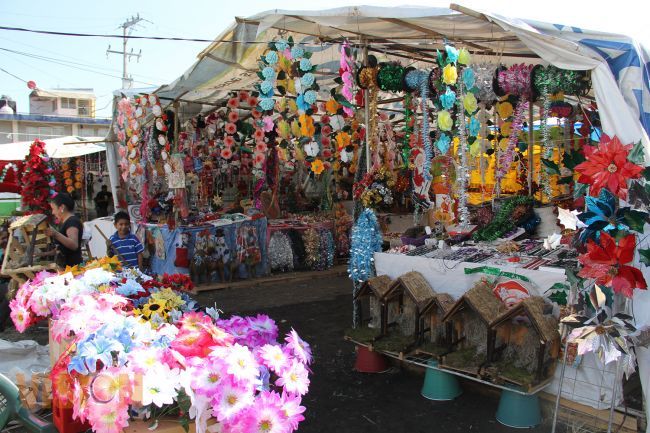 Comerciantes de la Expo Navideña 2014 en Uruapan invitan a comprar productos a muy bajo costo