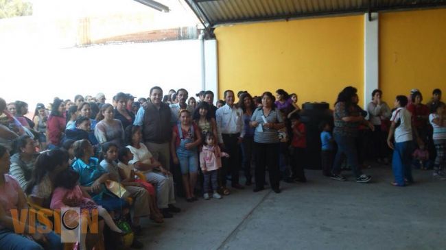 DIPUTADO VÍCTOR MANRÍQUEZ REALIZA ENTREGA DE APOYOS A PERSONAS DE ESCASOS RECURSOS.
