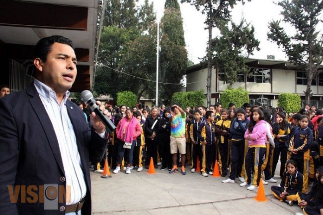 Entrega el diputado Olivio López material de construcción a plantel escolar