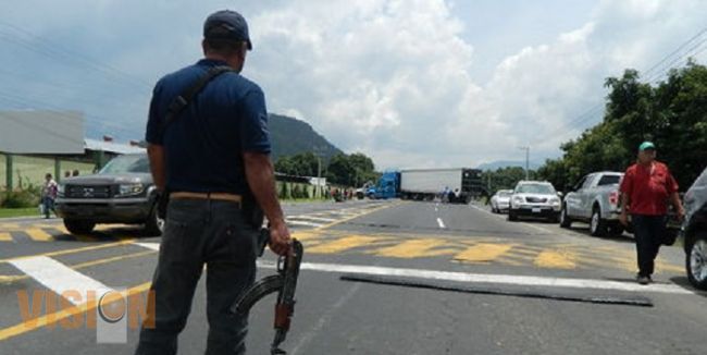 Civiles armados bloquean carreteras en Michoacán