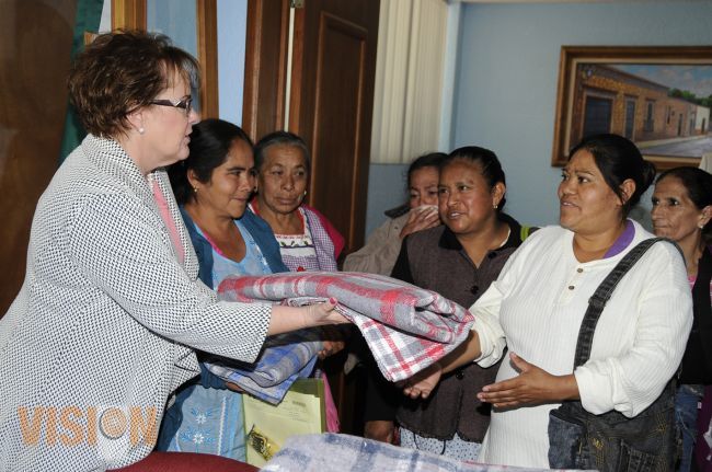 Catherine R. Ettinger entrega cobijas a familiares de pacientes de los Hospitales Civil e Infantil 
