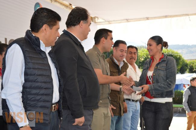 Entregan ICATMI y CASART certificaciones a Artesanos de Capula.