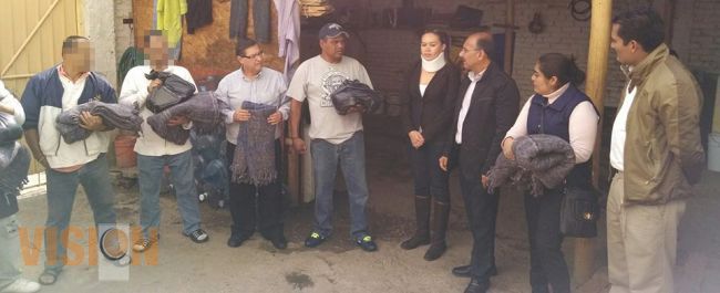 SEPSOL y SEDESO entregan cobijas y despensas en albergue “solo por hoy”.