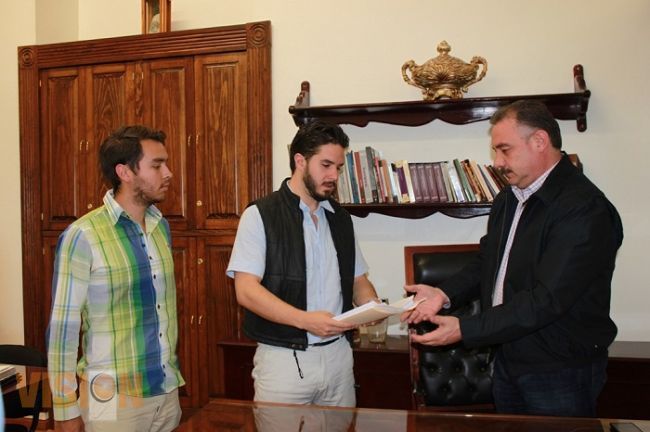 Sergio Benítez recibe paquete de firmas de michoacanos en contra de Tenencia Vehicular