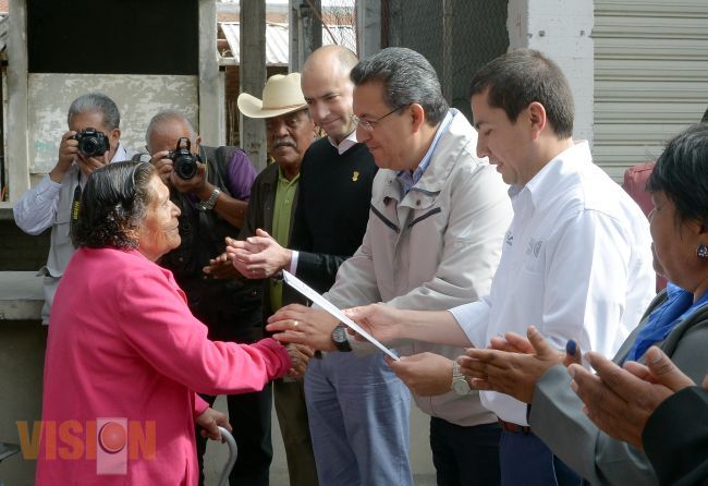 Entrega Lázaro Medina títulos de propiedad a locatarios del mercado “Emiliano Zapata”.