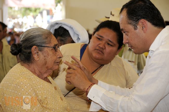DIF Michoacán brinda apoyos a adultos mayores. 
