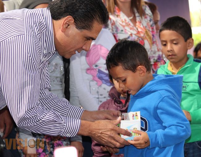 Silvano Aureoles entregó juguetes a niños morelianos con motivo del Dia de Reyes.