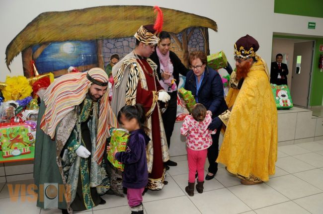 Reyes Magos hacen realidad la ilusión de niños y niñas que se encuentran bajo custodia del DIF.