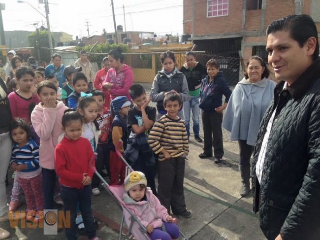 Lleva Ernesto Núñez alegría e ilusión a niños morelianos