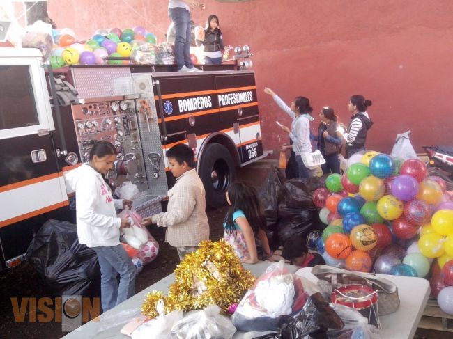BOMBEROS PROFESIONALES DE URUAPAN LLEVAN SONRISAS A CIENTOS DE NIÑOS DE ESCASOS RECURSOS