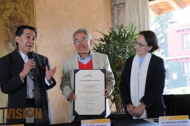 La sociedad mexicana de física entrega reconocimiento a Salvador Jara por aportes a la ciencia.