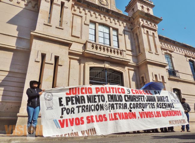 Integrantes de la CNTE se manifiestan en la 21a. zona militar en Morelia.