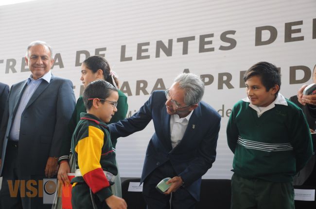 Entregan lentes a alumnos de educación básica dentro del programa PreVer.