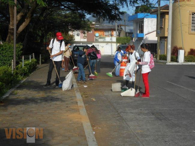 LOS HABITANTES DE URUAPAN SE SIGUEN SUMANDO A LAS CAMPAÑAS DE “BARRIENDO TU COLONIA