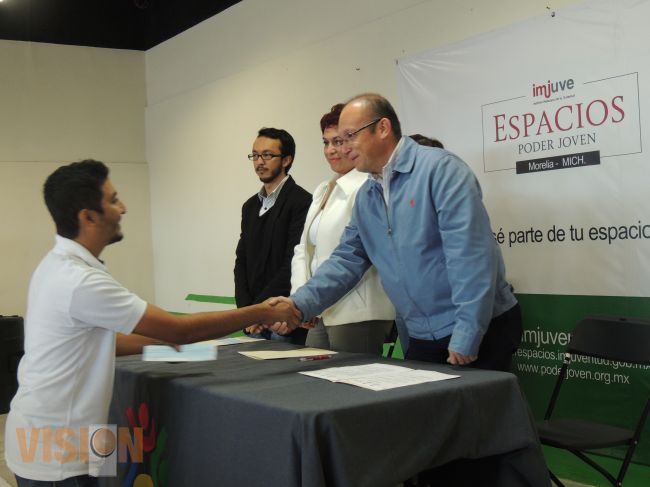 Sejoven entrega becas a jóvenes del programa “Poder Joven Radio y T.V.”. 