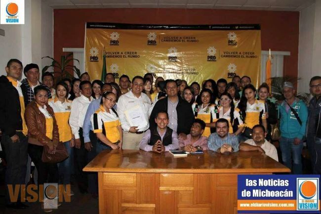 Con gran confianza y amplio respaldo de la militancia hace su registro el perredista Manríquez Gonz