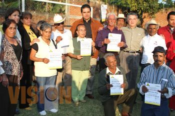 Silvano Aureoles entrega reconocimientos a fundadores del PRD