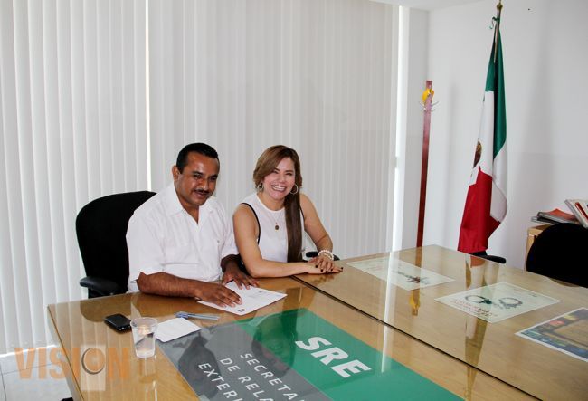 Consigue Gabino González aumento en el número de pasaportes para Uruapan