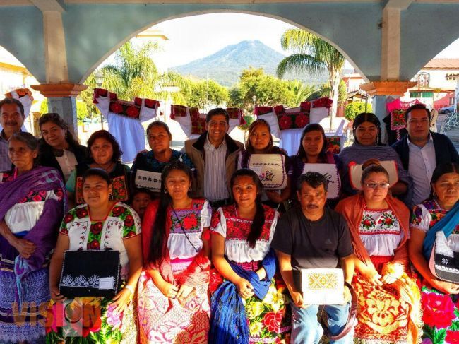 Artesanos de la meseta purépecha reciben diplomas por capacitación en diferentes ramas artesanales.