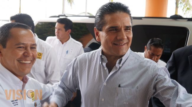Una foto es como un vaso de agua, no se le niega a nadie: Silvano Aureoles 
