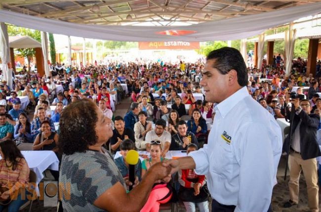 Se compromete Silvano a cumplir con las mujeres michoacanas