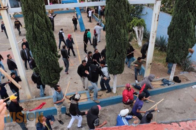 Padres de Familia e Integrantes de la CNTE se enfrentan a golpes. 
