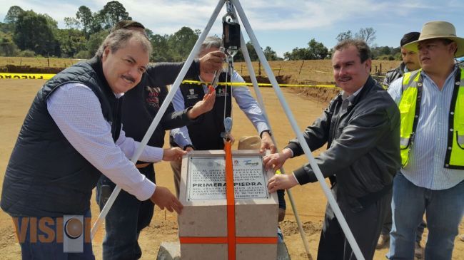 Ponen primera piedra para Centro de Salud en Tancítaro. 