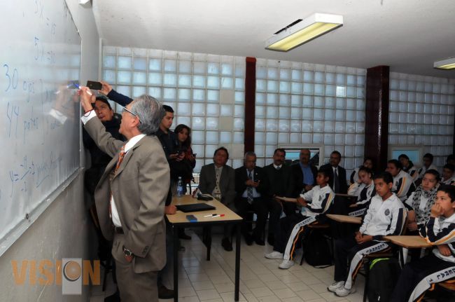 El Gobernador del Estado imparte clases de álgebra en Secundaria.