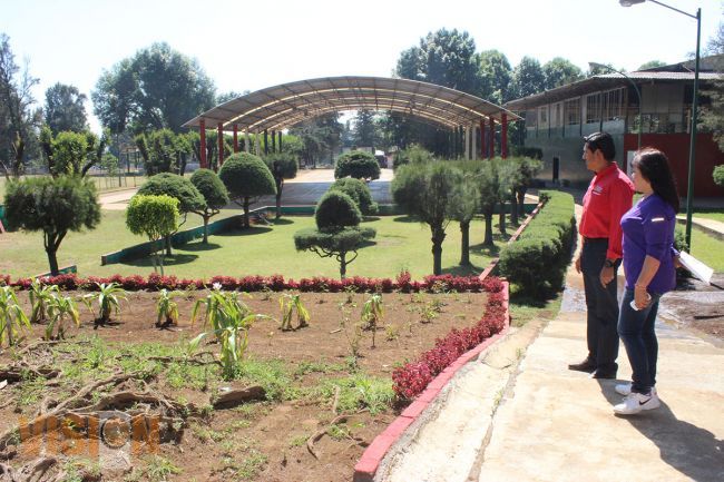 Arreglos de jardinería mejoran el atractivo de la Unidad Deportiva