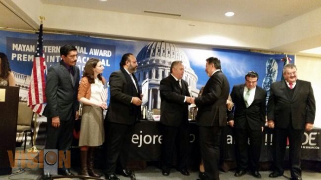 Entrega el “Premio Internacional Maya 2015” a Sarbelio Molina 