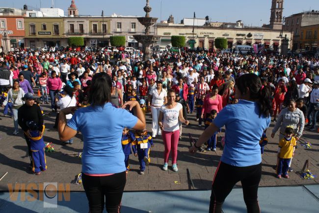Todo un éxito la mega clase de matrogimnasia, en la Plaza Valladolid de Morelia.