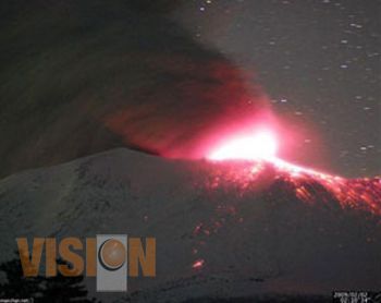 Simulan erupción del volcán Parícutin, con pirotecnia