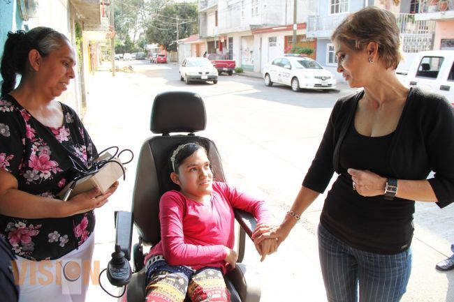 DIF municipal entrega silla de ruedas eléctrica Con un valor de más de 30 mil pesos.