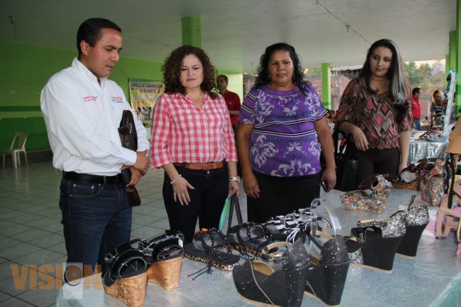 Gobierno municipal fomenta la capacitación de mujeres amas de casa