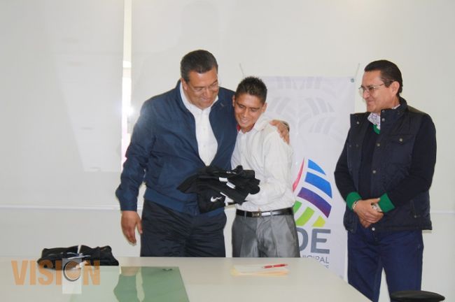 WLM entregó uniforme al boxeador moreliano Ismael 