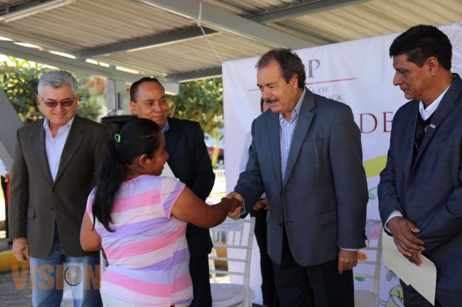 Entregan equipos de cómputo a escuelas del CONAFE.
