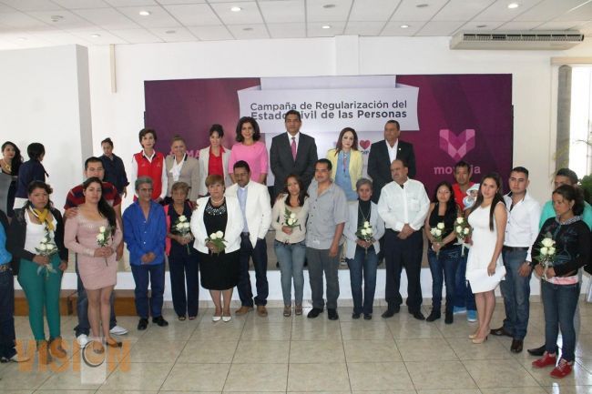En acto colectivo registran a 11 menores y celebran 10 matrimonios.
