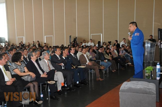 Astronauta michoacano ofreció charla a jóvenes universitarios: Hernández Moreno