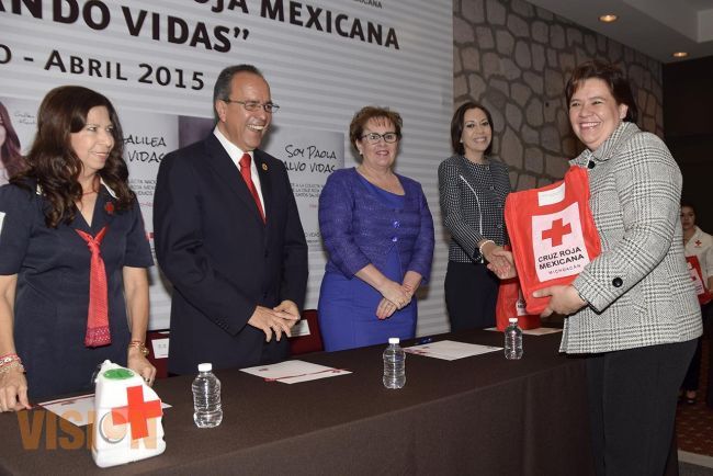 Catherine Ettinger encabeza entrega de material para la colecta anual de la Cruz Roja 2015.
