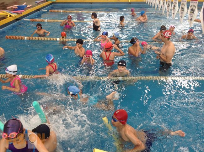 Más de 200 sirenas y tritones en el promocional de natación de Cecufid 2015. 