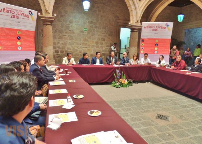 Toma protesta el Consejo Técnico de la Condecoración al Mérito Juvenil 2015.