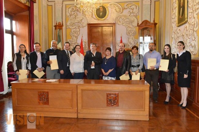 Ayuntamiento y Vive México entregan becas a 70 estudiantes morelianos