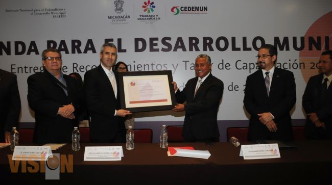 Ayuntamientos del Estado reciben reconocimeintos por el Inafed. 