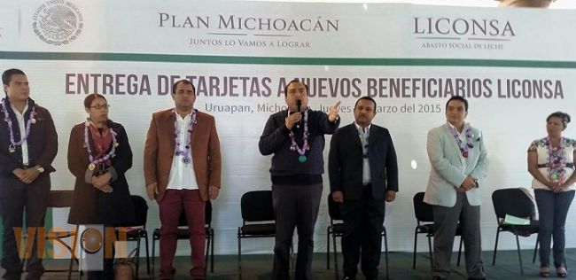 Entrega Gerónimo Color tarjetas de Liconsa en Uruapan