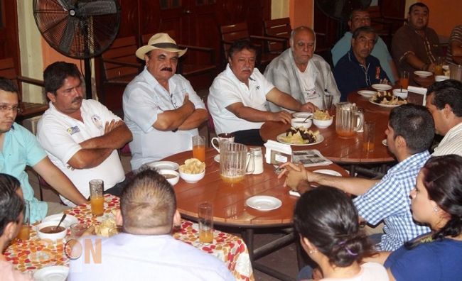 Líderes apatzinguenses de colonias populares dialogan con Genaro Guízar