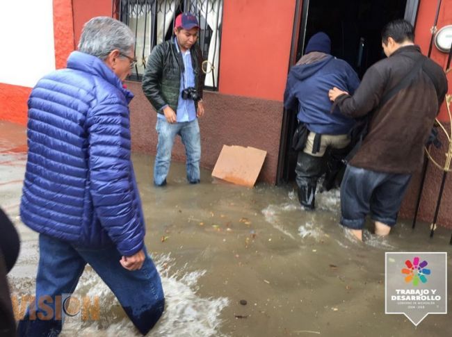 Recorre Gobernador del Estado colonias de Morelia afectas por la lluvia.